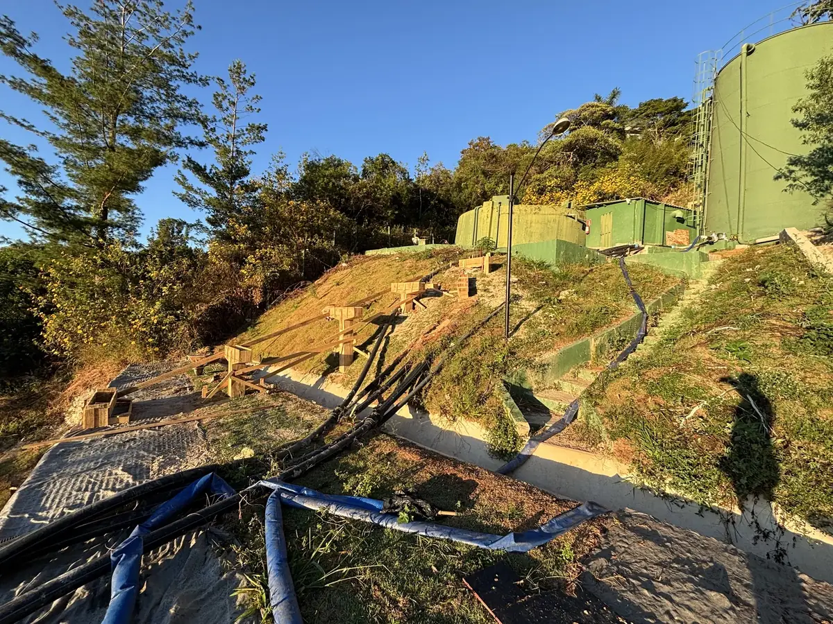 Terreno em declive e área de intervenção, em fotografia de campo
