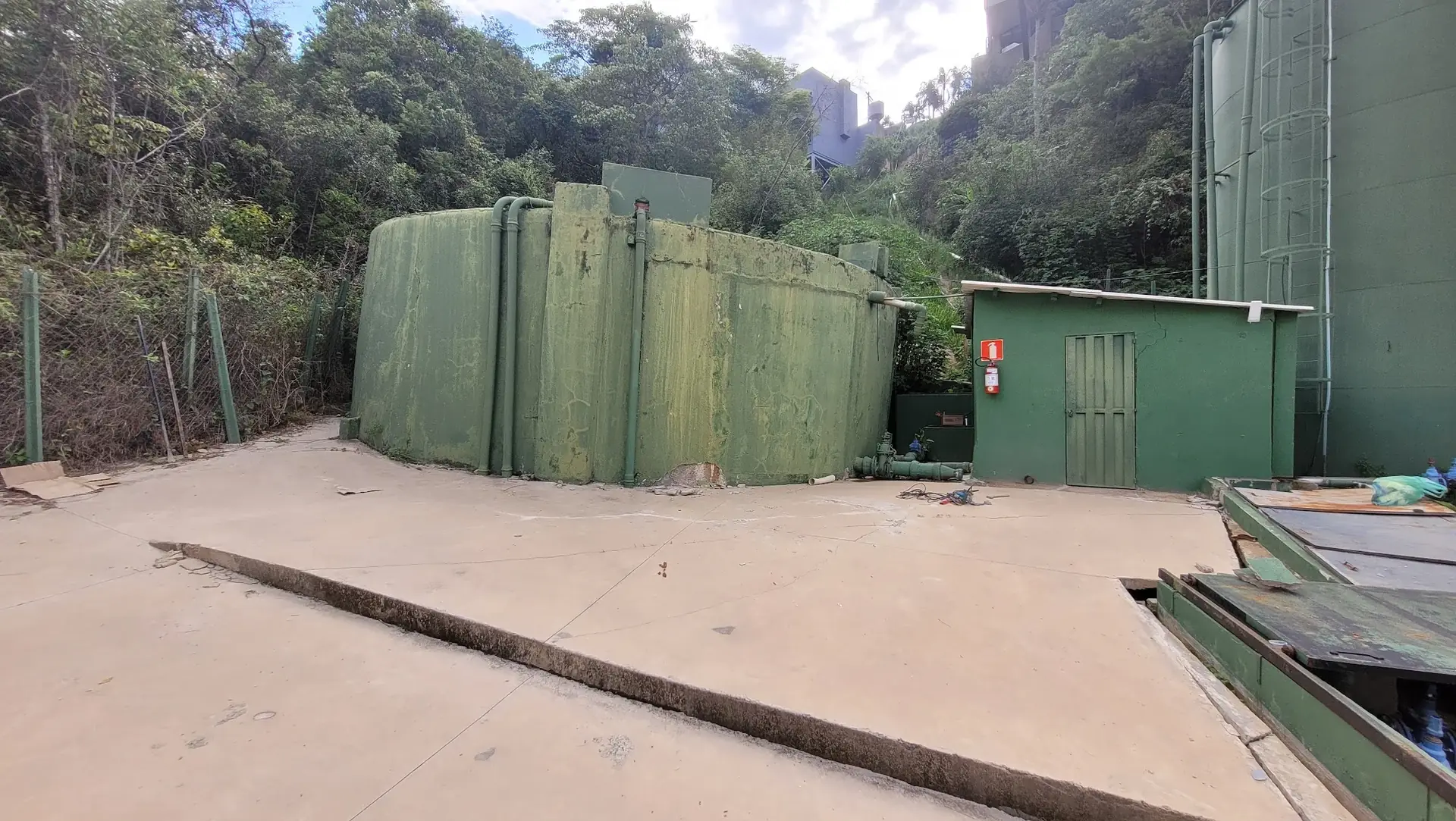 Estrutura de concreto e terreno no entorno, em registro técnico de campo