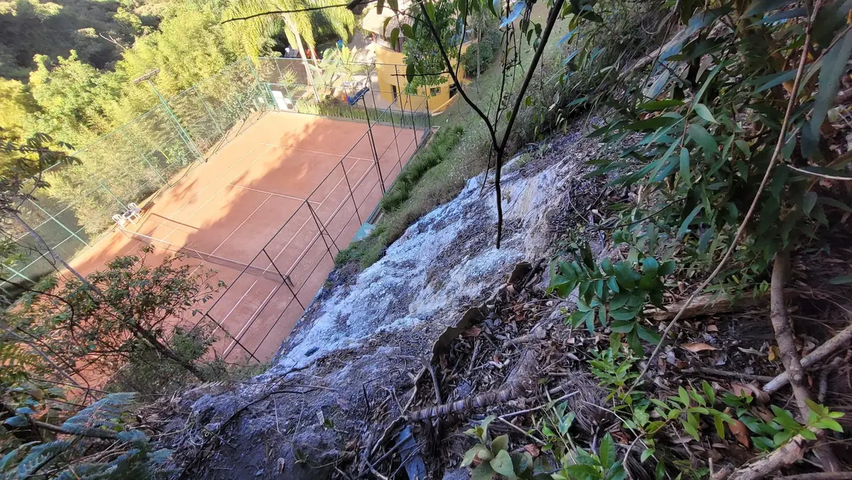 Vista de terreno em declive e contenção