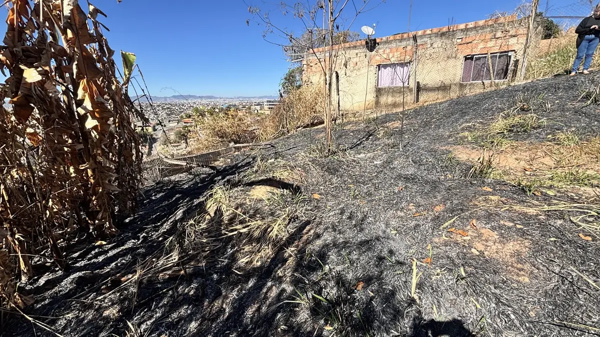 Vista de terreno e construções no entorno